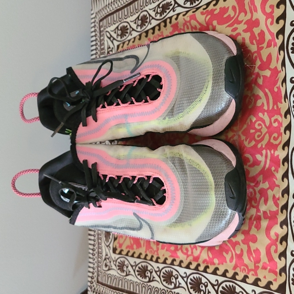 Nike 2090 Women's Sneakers sz 9.5